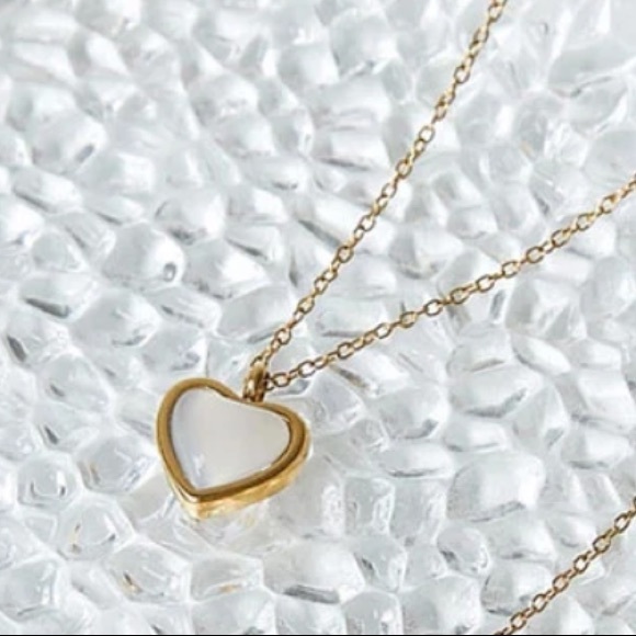 Tiny white heart 🤍 necklace - Picture 4 of 4